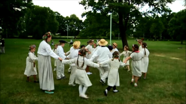 Kazdr z filmu „Zabawy taneczne na Suwalszczyźnie — „Róża”, zespół "Dzieci Suwalszczyzny", 2015”, źródło: YouTube
