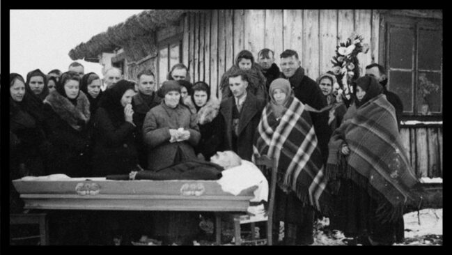 Pogrzeb dziadka Stanisława Staniszewskiego, Antoniego Olejnika. Wilków, 1944. Źródło: Muzyka Odnaleziona, archiwummuzykiwiejskiej.pl