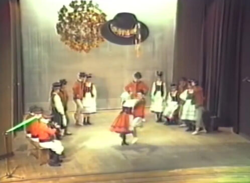 Kadr z filmu „fafur Taniec Tradycyjny”. Źródło: YouTube