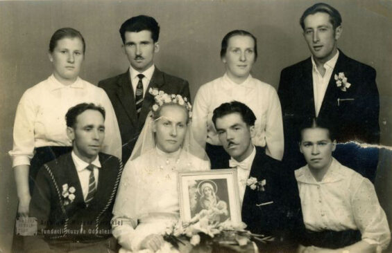 Pamiątkowe zdjęcie ślubne Janiny i Czesława Chmielów. Wólka Ratajska, 1961. Źródło: Muzyka Odnaleziona, www.archiwummuzykiwiejskiej.pl