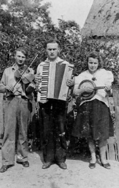 Pamiątkowe zdjęcie muzykantów na weselu. Trzcianna, 1946. Źródło: Muzyka Odnaleziona, archiwummuzykiwiejskiej.pl
