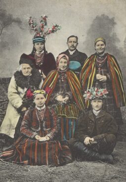 Grupa weselna z Księstwa Łowickiego. Źródło: Polona