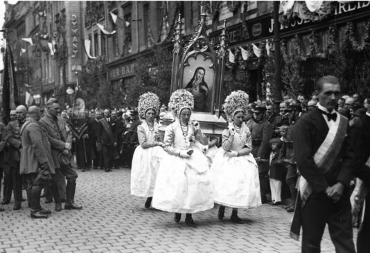 Bamberki z okolic Poznania niosące feretron podczas procesji, 07.06.1931. Źródło: NAC 