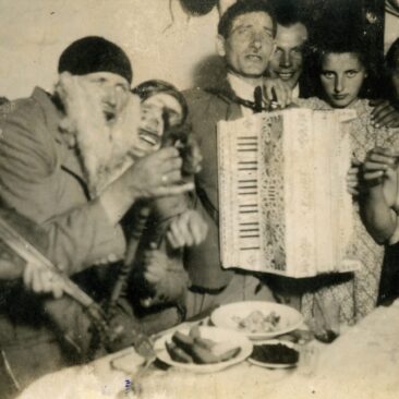 Teatr weselny. Jeden z gości przebrany za żyda, obok skrzypaczka udaje, że gra. Barcice, Grójeckie, 1930-1949. Źródło: Muzyka Odnaleziona / Archiwum Muzyki Wiejskiej