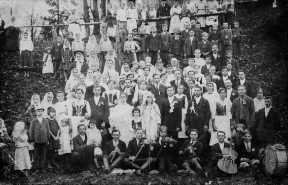 Pamiątkowe zdjęcie z wesela Marii i Stanisława Krowiaków. Wesoła, 1926. Źródło: Muzyka Odnaleziona, archiwummuzykiwiejskiej.pl 