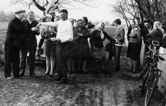 Odwiedziny swatów, którzy przyjechali w gości do Młodych po weselu. Lesniki, 1964. Źródło: Muzyka Odnaleziona, archiwummuzykiwiejskiej.pl 