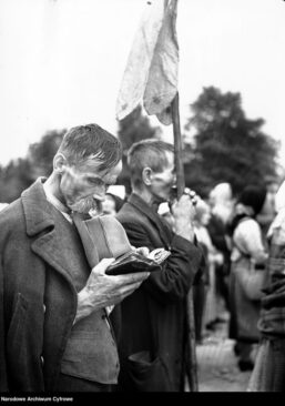 Pielgrzym podczas modlitwy, autor fotografii nieznany, 1939 r. Źródło: Polona 