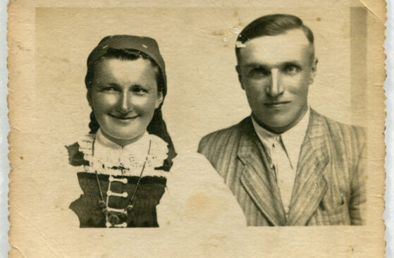 Moi dziadkowie, Franciszka i Jan Biskupowie (rodzice mamy; w tekście piszę o dziadkach ze strony taty). Zdjęcie zrobione w zakładzie fotograficznym w Opocznie tuż przed ich ślubem w 1946 roku. Fot. ze zdjęć rodzinnych Ewy Grochowskiej