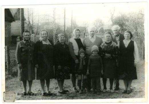 Domynika Czekun (pierwsza z prawej) z rodziną i sąsiadami. Stari Koni, Polesie Rówieńskie. Źródło: Muzyka Odnaleziona / archiwummuzykiwiejskiej.pl