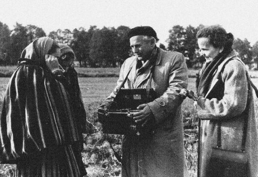 Jadwiga i Marian Sobiescy podczas nagrań. Opoczyńskie (?), 1957. Fot. ze Zbiorów Fonograficznych Instytutu Sztuki PAN