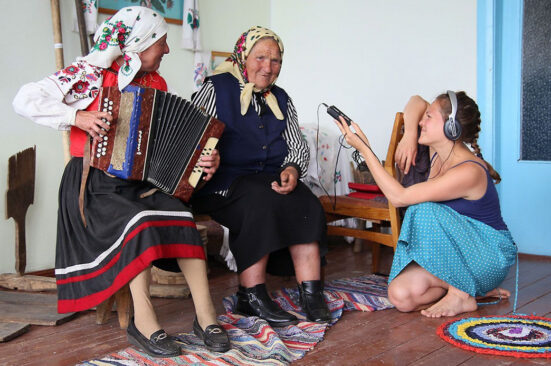 Maniucha Bikont podczas nagrań pieśni ukraińskich na Polesiu. Fot. Oleksiy Nahornyuk