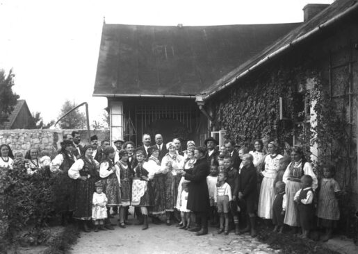 Dożynki w Bronowicach, 1926. Właściciel ziemski częstuje żeńców alkoholem po skończonych żniwach. Fot. Narodowe Archiwum Cyfrowe