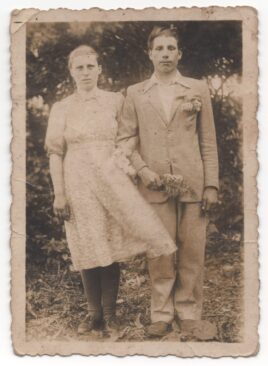 Skrzypek Jan Gaca z żoną Marią, początek lat 50. XX wieku. Z archiwum rodzinnego Marii Gacy
