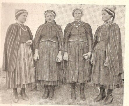Kobiety ze wsi Władzin k. Kołbieli, ok. 1920 r. Źródło: „Wiedza o Polsce”, 1930