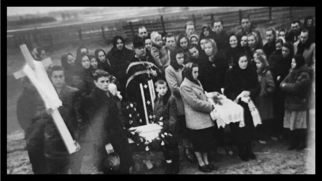 Pogrzeb dziecka, rok 1956. Fot. z archiwum rodzinnego Julity Charytoniuk 