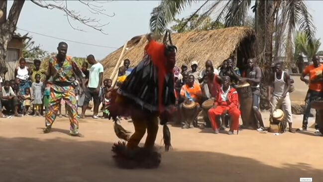 Kadr z filmu „Danse de Zauli, Côte d'Ivoire 2018”, źródło:YouTube