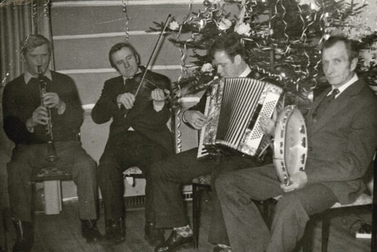 Choinka, muzykanci grają na zabawie. 2 luty 1986 r. Zakrzewska Wola, radomskie. Źródło: Archiwum Muzyki Wiejskiej