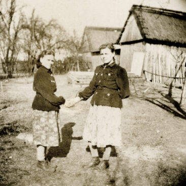 Pamiątkowa fotografia panien z Kocudzy.
Źródło: Muzyka Odnaleziona, archiwummuzykiwiejskiej.pl (darczyńca – Irena Krawiec)