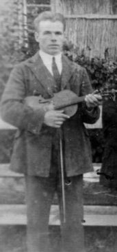 Był wybitnym skrzypkiem roztoczańskim, ale grywał też na Wołyniu czy na Pomorzu Zachodnim; Józef Radej ok. 1922, foto arch. In Crudo