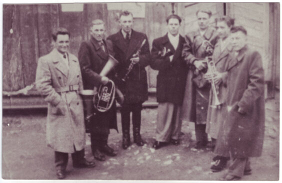 Orkiestra dęta Jana Ogonowskiego (w środku, z trąbką pod pachą), święta Bożego Narodzenia. Gliniany, 1955 r.