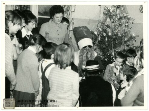 Choinka dla dzieci z sierocińca w Konstancinie, organizowana przez K.G.W. w Łęgu ok. 1985. Źródło: Archiwum Muzyki Wiejskiej Fundacji Muzyka Odnaleziona