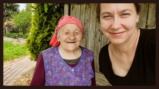 Na zdjęciu: Maria Kowalik (ur. 1928) i Dorota Murzynowska przed domem śpiewaczki. Sędek (woj. świętokrzyskie) 2023. Fot. Dorota Murzynowska