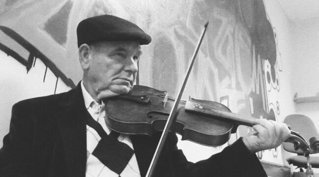 Jerzy Dzierżek, skrzypek z Sierzchów (1936–2024). Kard z filmu Zdzisława Sochy 