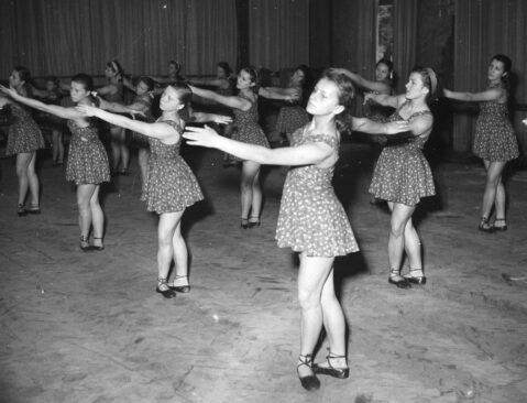 Państwowy Zespół Pieśni i Tańca w Karolinie podczas próby, 1950. Fot. NAC