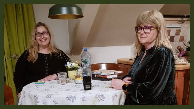 Po prawej Felicyta Krawczyk, Ślązaczka, nauczycielka i przewodniczka turystyczna, interesująca się kulturą i sztuką, w tym śląską, oraz po lewej Iwona Wylęgała. Fot. 2025