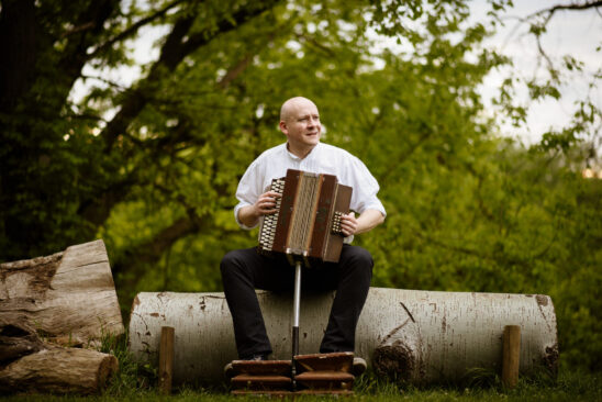 Piotr Dorosz z harmonią pedałową. Fot. Jakub Nowak, ze zbiorów Piotra Dorosza