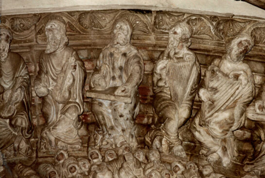 1. Jeden z mędrców gra na cytrze-cymbałach. Santiago di Compostella XII w. 