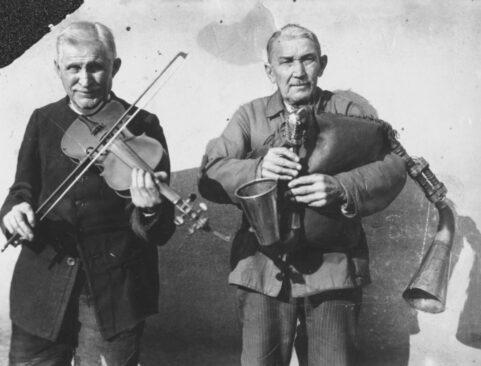 Skrzypek Ignacy Szymański (skrzypce podwiązane) z dudziarzem Piotrem Krzykałą. Czempin lata 1930. Źródło: Narodowe Archiwum Cyfrowe 