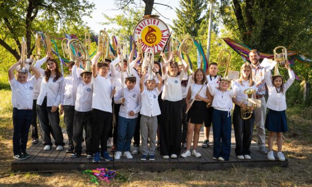Orkiestra Podróżniacy na Festiwalu Roztrąb w Zakłodziu, 2025. Fot. Krystian Dąbrowski