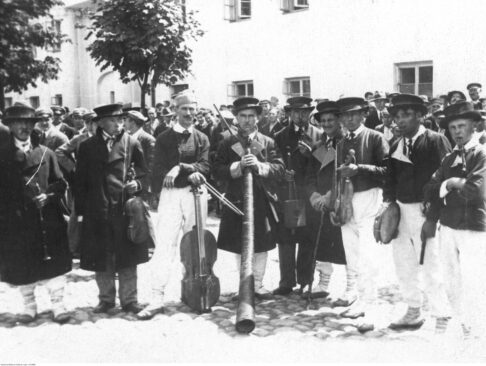 Muzykanci z kapel kurpiowskich obecnych na obchodach Święta Morza w Białymstoku, lata 1930. Na zdjęciu widoczne są skrzypce, klarnety, basy, bębenek obręczowy, a także ligawka i diabelskie skrzypce. Źródło: Narodowe Archiwum Cyfrowe 