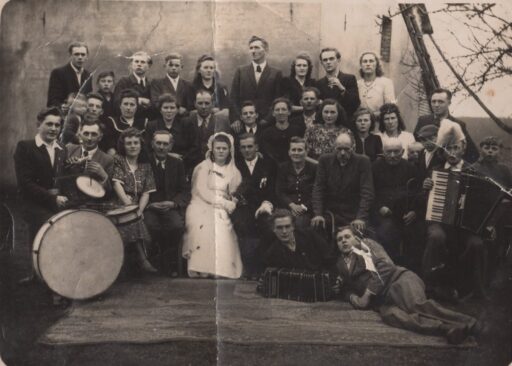Kaszuby, Czarlino, początek 1946 r. Wesele, na pierwszym planie widzimy muzykanta z bandonią. Zdjęcie pochodzi z rodzinnego archiwum Joanny Gostkowskiej
