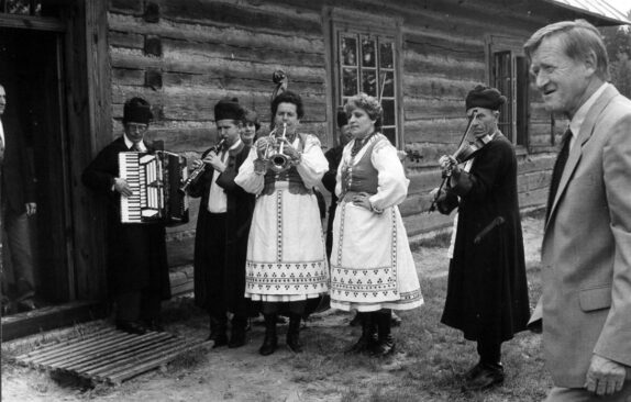 Kapela ludowa Domu Kultury w Kolbuszowej podczas wojewódzkiego spotkania działaczy kultury. Prym prym Józef Kurda. 1989. Fot. z Archiwum Fotograficznego Muzeum Kultury Ludowej w Kolbuszowej