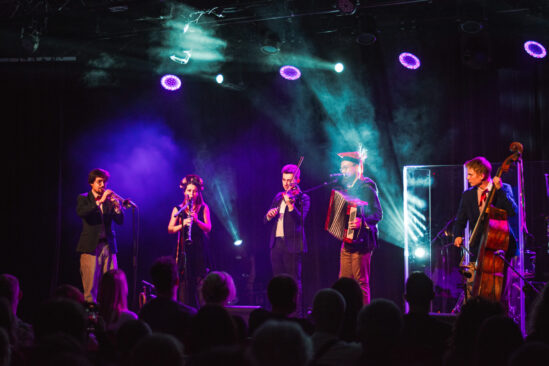 Konkurs „Scena Otwarta” podczas 34. festiwalu „Mikołajki Folkowe”. Od
lewej: Mateusz Żydek, Marlena Ostrowska, Jakub Sromek, Przemysław Ostrowski, Gabriel
Prusinowski. Lublin 2024. Fot. Michał Puła