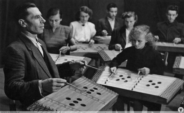 Ilustracja 7. Franciszek Kaduszkiewicz (20.05.1905–16.09.1974) z uczniami w Wołowskim Powiatowym Domu Kultury (obecnie WOK), lata ok. 1953–1957. Fot. ze zbiorów Stowarzyszenia Wratislaviae Amici, www.polska-org.pl