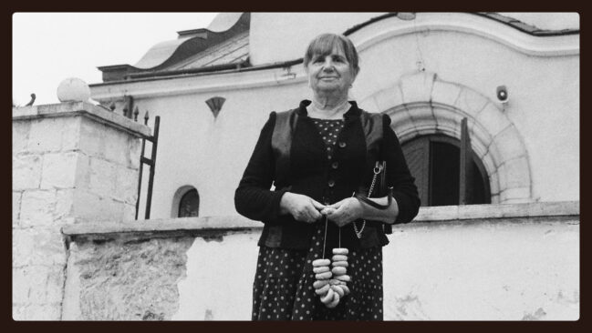 Maria Siwiec przed kościołem w Nieznamierowicach. Fot. Rosik 2025