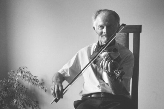 Władysław Kosylak (1932–13.01.2026), skrzypek z Brzustkowa. Fot. Małgorzata Bieńkowska, Muzyka Odnaleziona