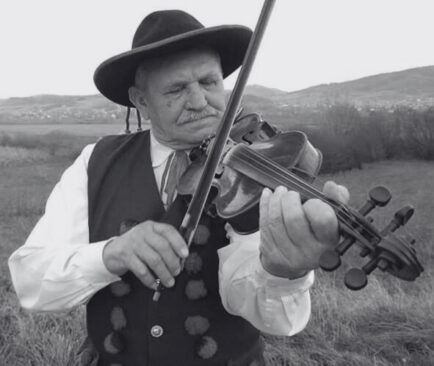 Józef Byrtek, żywiecki skrzypek z Pewli Wielkiej (1933–2026). Fot. Aleksander Dyl