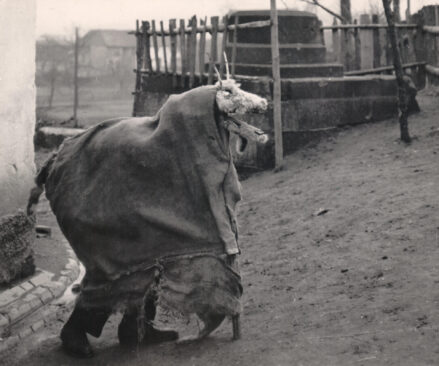 Kolędowanie z kozą. Milików, pow. Bolesławiec, 1965. Fot, L. Sudnik. Archiwum Fotograficzne Muzeum Etnograficznego