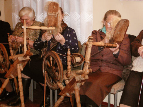 Przędzenie nici na kołowrotkach przez kobiety ze wsi Witowo, 2008 r. Fot. Łabowicz