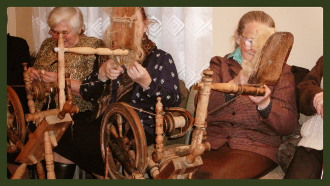 Przędzenie nici na kołowrotkach przez kobiety ze wsi Witowo, 2008 r. Fot. Łabowicz