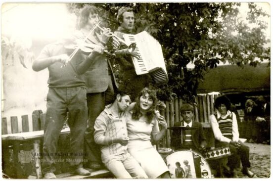 Wesele, zespół Przybyszewskich ze Skrzyńska gra na specjalnym podwyższeniu, perkusista ma 12 lat
Zbożenna, 1977
Archiwum Muzyki Wiejskiej | Muzyka Odnaleziona