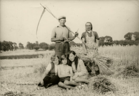 Żniwa. Rodzina Firmowskich z Adamowa
pogranicze radomsko-opoczyńskie, 1963. Źródło: Muzyka Odnaleziona, archiwummuzykiwiejskiej.pl  